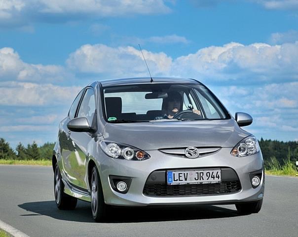 Mit ihrem Mazda 2 beweisen die Japaner, dass weniger Gewicht nicht auch weniger Komfort bedeuten muss: Er ist 100 Kilo leichter, aber nur vier Zentimeter kürzer geworden. Foto: Mazda/auto-reporter.net